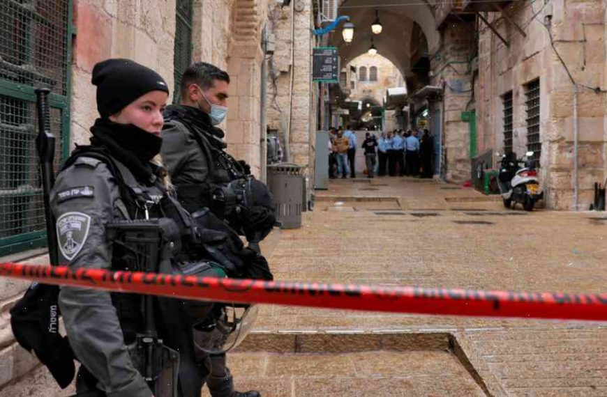 Palestinian attack kills one Israeli, wounds at least 11